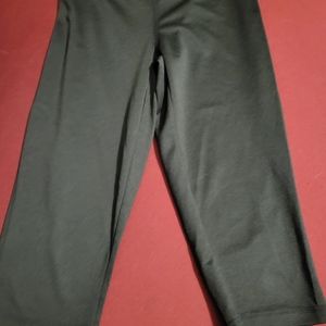 Black athletic capris sz small